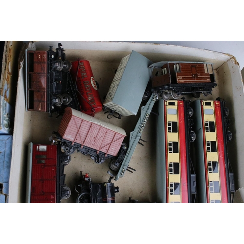 131 - Boxed Hornby Dublo electric train set with Sir Nigel Gresley locomotive & rolling stock plus BR 6956... 