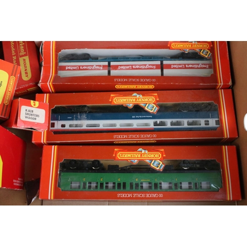 136 - 28 boxed Hornby OO gauge items of rolling stock to include coaches and wagons featuring R427, R895, ... 