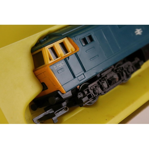 138 - Three boxed Hornby OO gauge locomotives to include R758 BR Hymex Diesel Hydraulic locomotive, R152 0... 