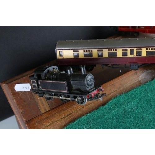 142 - Quantity of OO gauge model railway to include Triang Princess Victoria locomotive, 0-6-0 47606 loco,... 