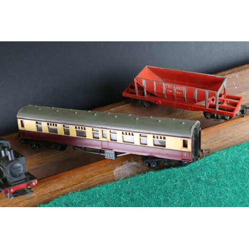 142 - Quantity of OO gauge model railway to include Triang Princess Victoria locomotive, 0-6-0 47606 loco,... 