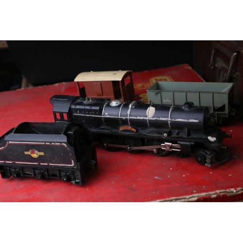 142 - Quantity of OO gauge model railway to include Triang Princess Victoria locomotive, 0-6-0 47606 loco,... 