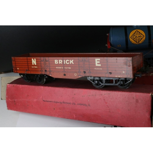 143 - Boxed Hornby O gauge Colas Bitumen Tank Wagon (gd with some wear, tatty box with split seams) plus b... 