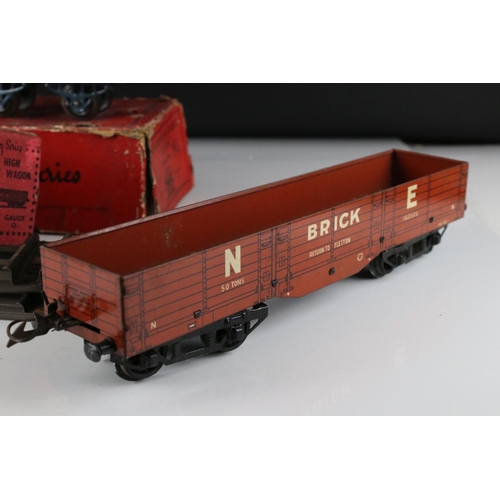 143 - Boxed Hornby O gauge Colas Bitumen Tank Wagon (gd with some wear, tatty box with split seams) plus b... 