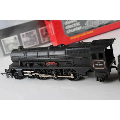 146 - Boxed Hornby OO gauge R156 Class 08 Diesel Shunter plus a Triang R50 Princess Elizabeth locomotive a... 