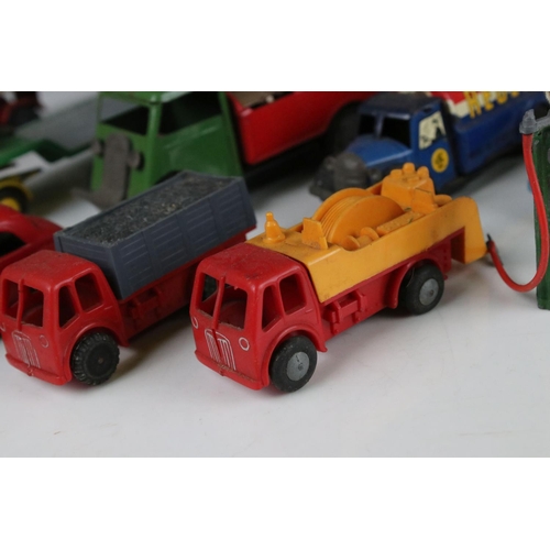 465 - 10 Mid 20th C plastic, diecast & tin plate models to include Triang Minic, Brimtoy, Crescent, Pocket... 