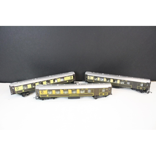 169 - 12 OO gauge items of rolling stock featuring Hornby & Triang to include Pullman examples