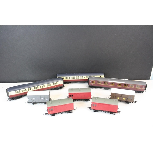 171 - 20 OO gauge items of rolling stock to include Hornby, Airfix, Wrenn etc, featuring coaches and wagon... 