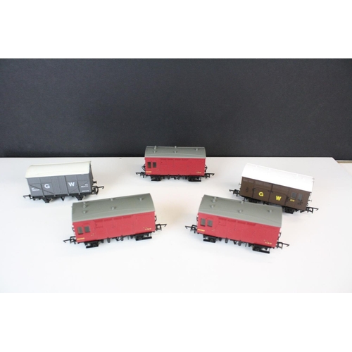 171 - 20 OO gauge items of rolling stock to include Hornby, Airfix, Wrenn etc, featuring coaches and wagon... 