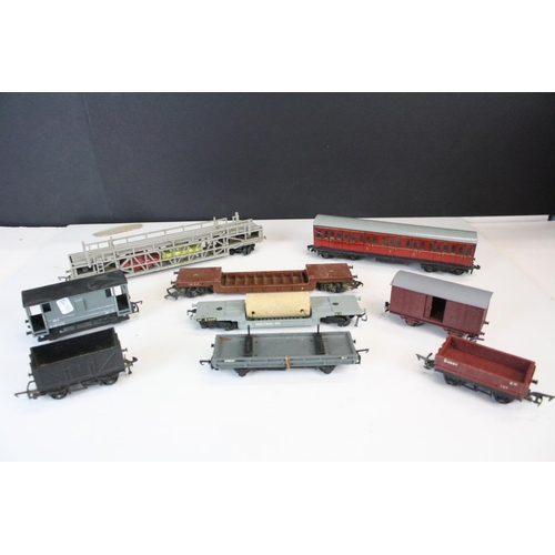 176 - Quantity of OO gauge & Hornby Dublo model railway to include around 24 x items of rolling stock, emp... 