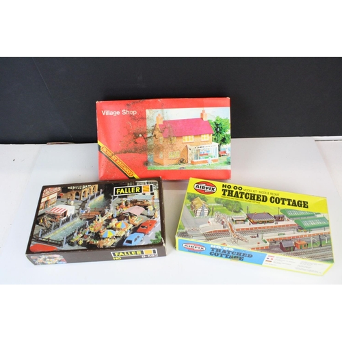 179 - Quantity of OO gauge trackside buildings, boxed model kits and rolling stock