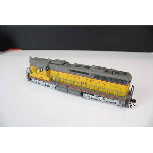 189 - Three boxed HO gauge Union Pacific locomotives to include Kato 37-3009 UP #792, Con-Cor EMD SD24 #44... 