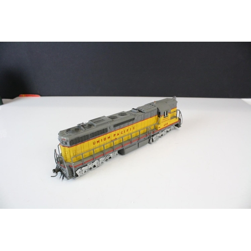 189 - Three boxed HO gauge Union Pacific locomotives to include Kato 37-3009 UP #792, Con-Cor EMD SD24 #44... 