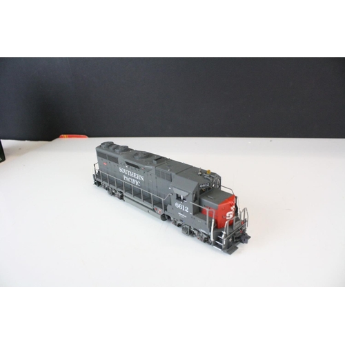 189 - Three boxed HO gauge Union Pacific locomotives to include Kato 37-3009 UP #792, Con-Cor EMD SD24 #44... 