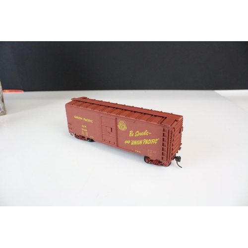 189A - Six boxed kit built Ho gauge items of rolling stock to include Roundhouse and Evergreen