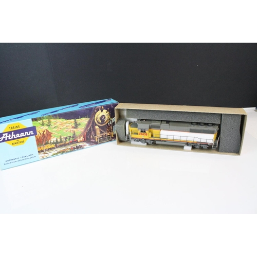 190 - Three boxed HO gauge locomotives to including 2 x Athearn Union Pacific examples (3275 & 3529) and P... 