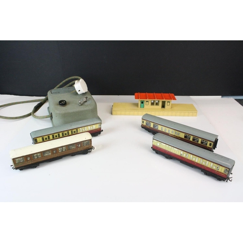 191 - Group of Hornby Dublo model railway to include Royal Mail Coach, 4 x items of rolling stock, various... 