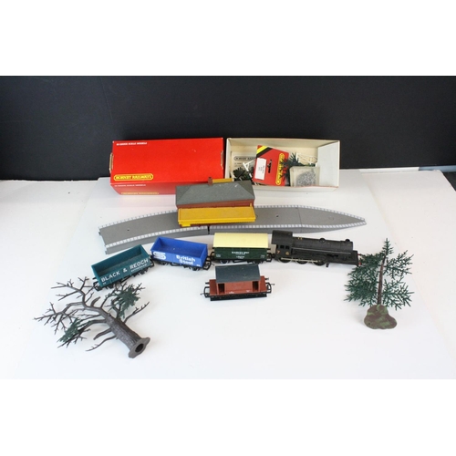 191A - Quantity of OO gauge model railway to include rolling stock, track, tunnel, trackside accessories et... 