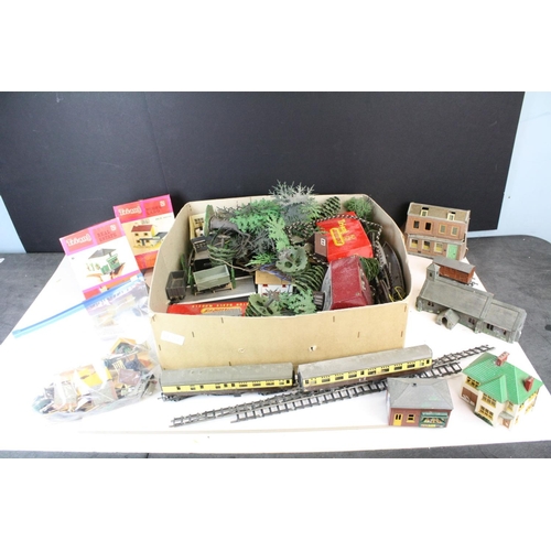 193 - Quantity of OO gauge model railway accessories, mainly trackside items to include plastic buildings,... 