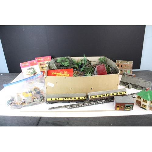 193 - Quantity of OO gauge model railway accessories, mainly trackside items to include plastic buildings,... 