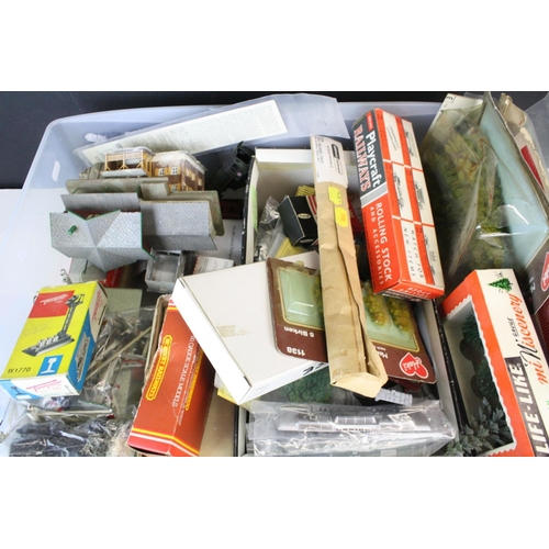 197 - Quantity of model railway accessories to include 4 x boxed OO gauge items of rolling stock, boxed Fl... 