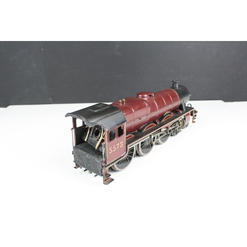 205 - O Gauge electric 4-6-0 LMS No 5573 Newfoundland locomotive with tender, maroon livery, constructed b... 