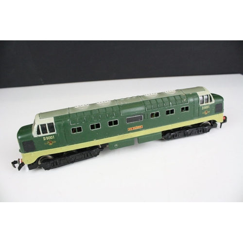 207 - Boxed Hornby Dublo 3 Rail 3234 Deltic Diesel Locomotive 'St Paddy', box with seam split to ends