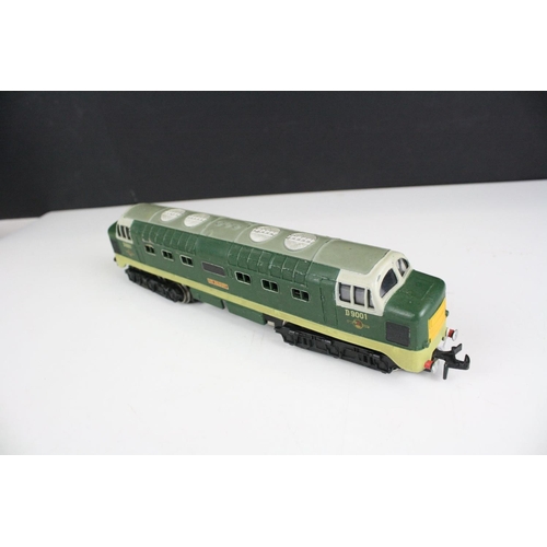 207 - Boxed Hornby Dublo 3 Rail 3234 Deltic Diesel Locomotive 'St Paddy', box with seam split to ends