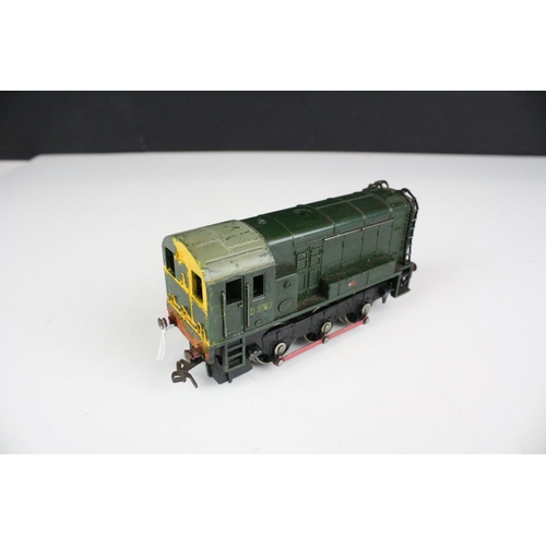 209 - Two boxed Hornby Dublo locomotives to include L30 1,000 BHP Bo Bo Diesel Electric Locomotive and 323... 