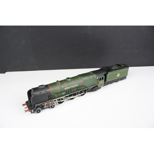 211 - Seven Hornby Dublo locomotives to include Duchess of Montrose, 0-6-2 LNER 9596, 2-8-0 48158 BR black... 