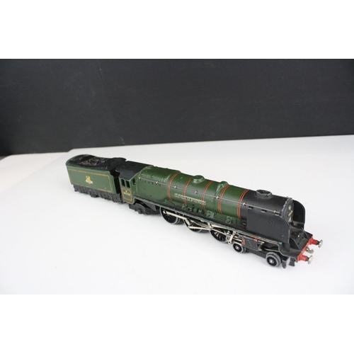 211 - Seven Hornby Dublo locomotives to include Duchess of Montrose, 0-6-2 LNER 9596, 2-8-0 48158 BR black... 