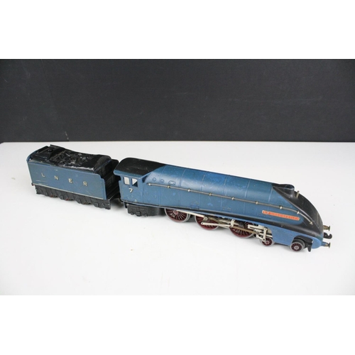 212 - Three Hornby Dublo locomotives to include Duchess of Montrose, Duchess of Atholl & Sir Nigel Gresley... 