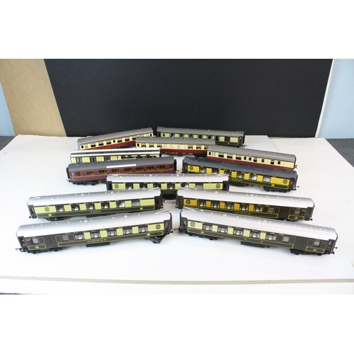 169 - 12 OO gauge items of rolling stock featuring Hornby & Triang to include Pullman examples