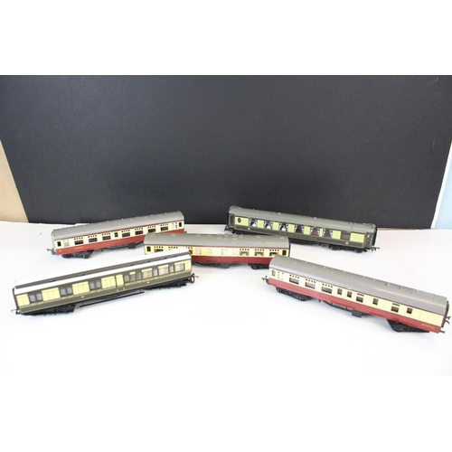 169 - 12 OO gauge items of rolling stock featuring Hornby & Triang to include Pullman examples