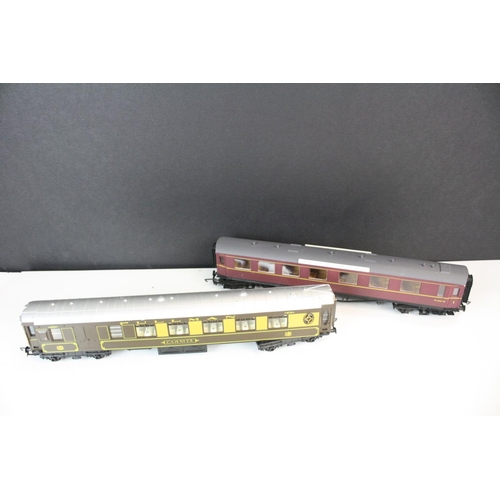 169 - 12 OO gauge items of rolling stock featuring Hornby & Triang to include Pullman examples