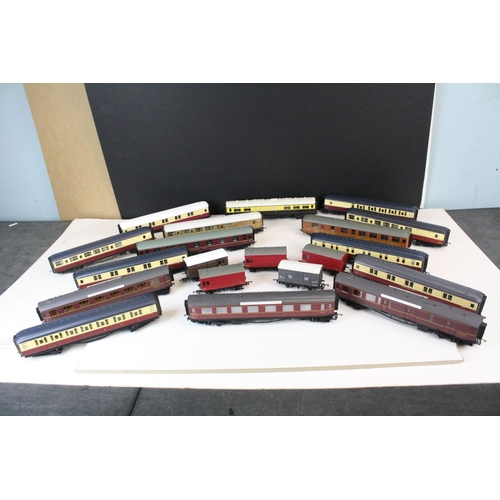 171 - 20 OO gauge items of rolling stock to include Hornby, Airfix, Wrenn etc, featuring coaches and wagon... 