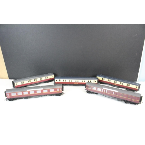 171 - 20 OO gauge items of rolling stock to include Hornby, Airfix, Wrenn etc, featuring coaches and wagon... 