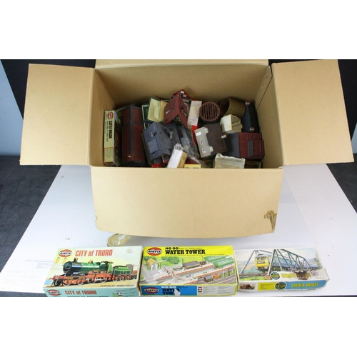 179 - Quantity of OO gauge trackside buildings, boxed model kits and rolling stock