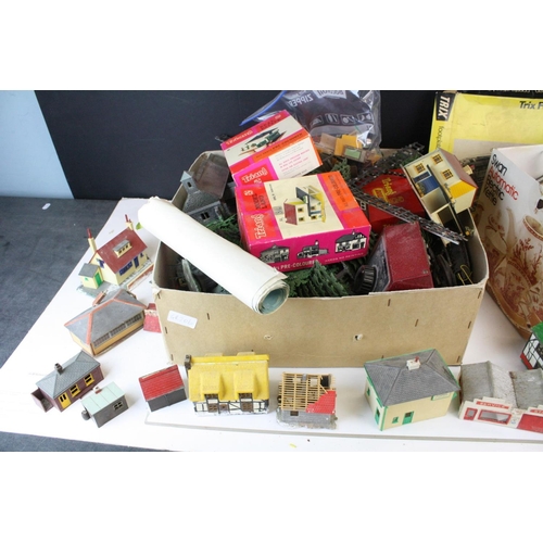 193 - Quantity of OO gauge model railway accessories, mainly trackside items to include plastic buildings,... 