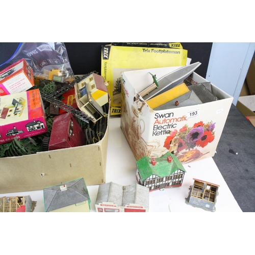 193 - Quantity of OO gauge model railway accessories, mainly trackside items to include plastic buildings,... 