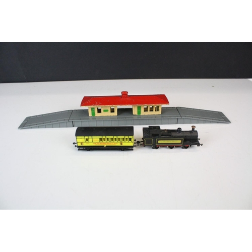 194 - Seven boxed/cased N gauge items of rolling stock to include Graham Farish 3512 etc plus a Graham Far... 