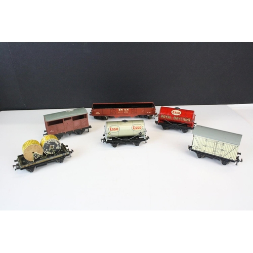 195A - 65 Hornby Dublo items of rolling stock to include wagons, trucks and tankers