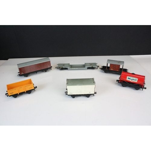 196 - Around 46 boxed Hornby Dublo items of rolling stock to include 4675 Tank Wagon Chlorine, 32048 Goods... 