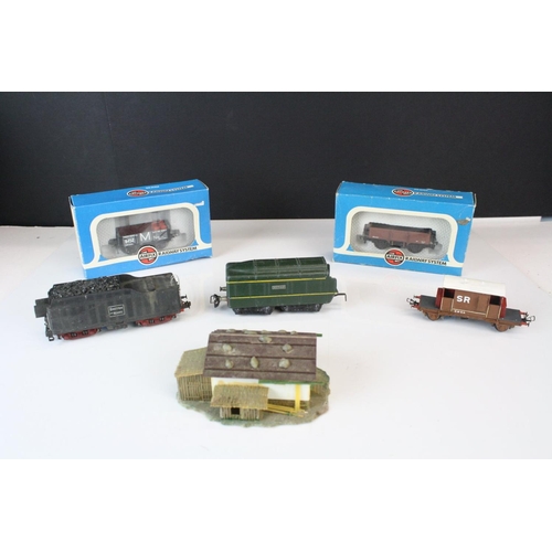 197 - Quantity of model railway accessories to include 4 x boxed OO gauge items of rolling stock, boxed Fl... 