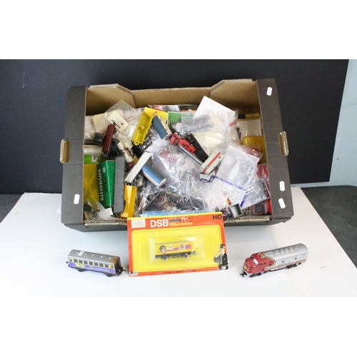 199 - Quantity of various model railway accessories to include locomotive, rolling stock, bagged and carde... 