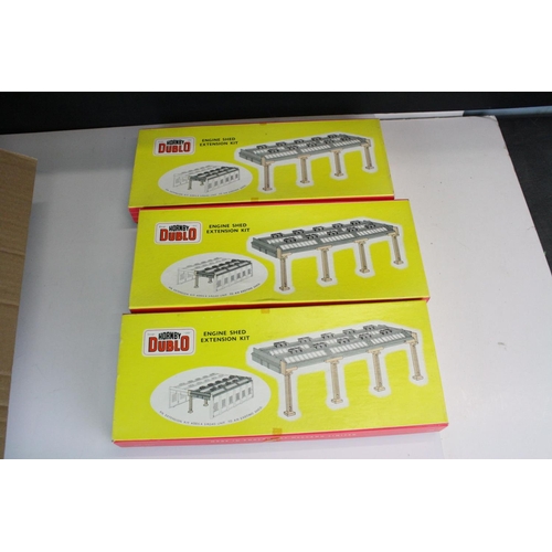 201 - Collection of Hornby Dublo model railway accessories to include 3 x boxed 5006 Engine Shed Extension... 