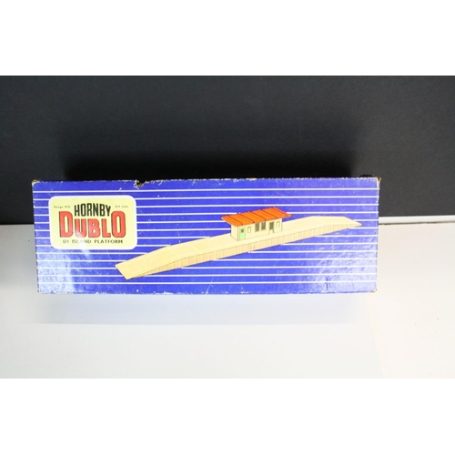 201 - Collection of Hornby Dublo model railway accessories to include 3 x boxed 5006 Engine Shed Extension... 