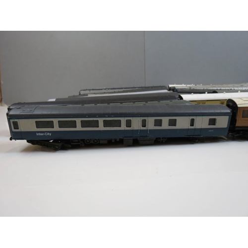 202 - 29 OO gauge items of rolling stock, condition varies with some damage, include Hornby, Lima, Kitmast... 