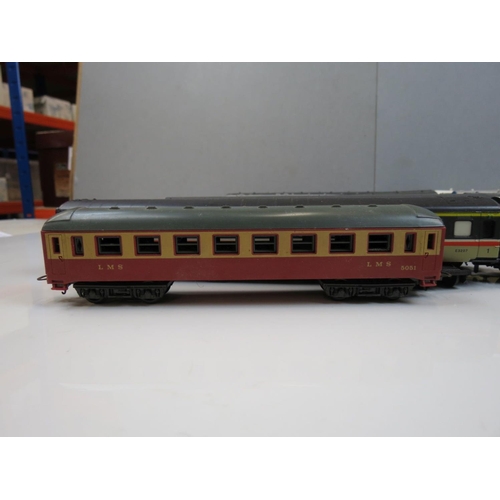 202 - 29 OO gauge items of rolling stock, condition varies with some damage, include Hornby, Lima, Kitmast... 