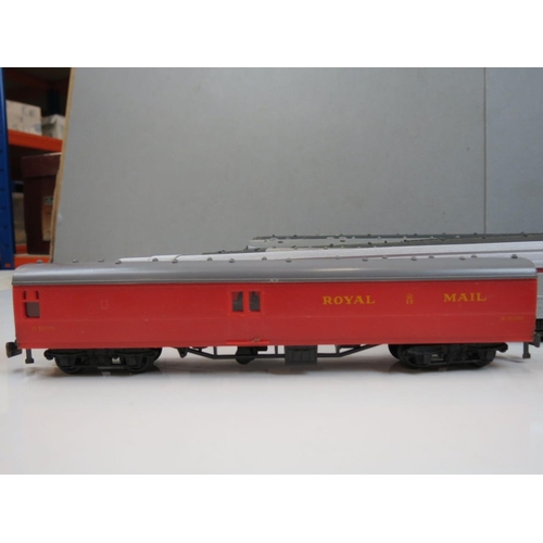 202 - 29 OO gauge items of rolling stock, condition varies with some damage, include Hornby, Lima, Kitmast... 